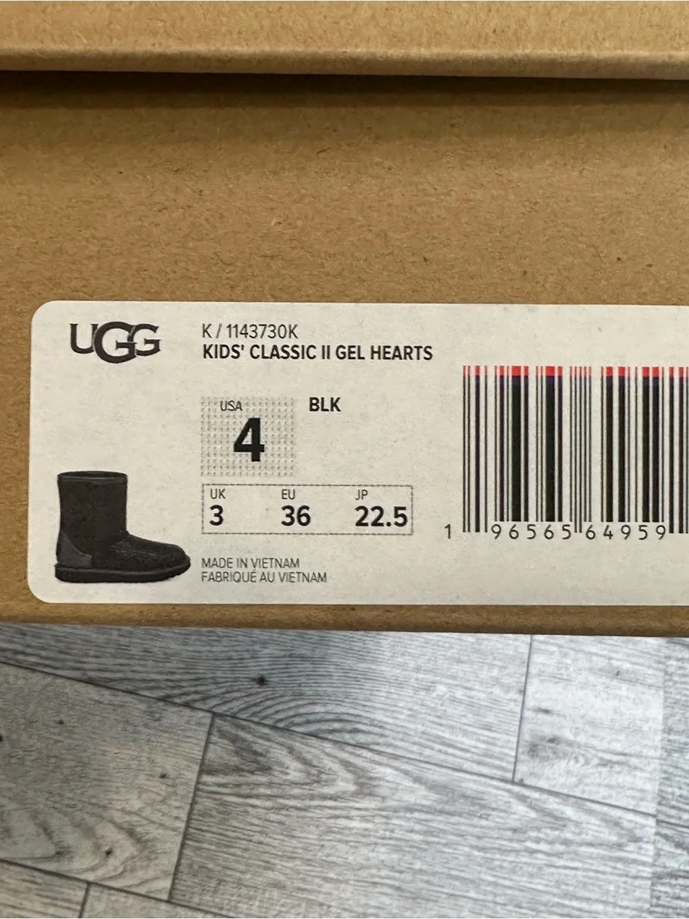 UGG Kids size4 Black Textured classic || gel hearts Winter Boots